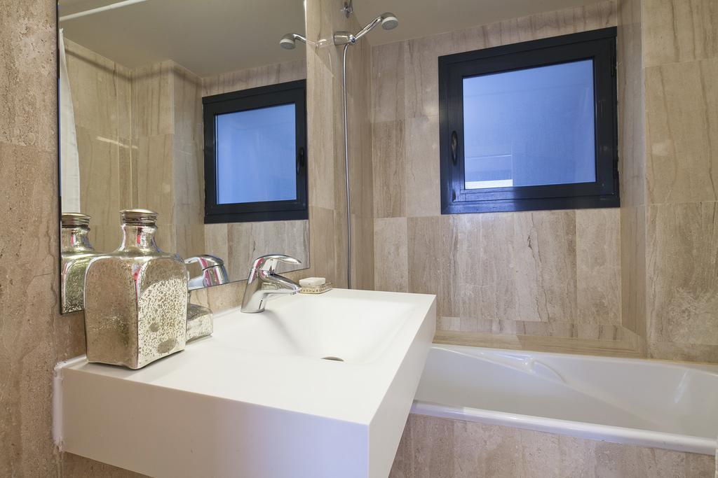 Apartment Barcelona Rentals - Private Pool And Garden Center Room photo